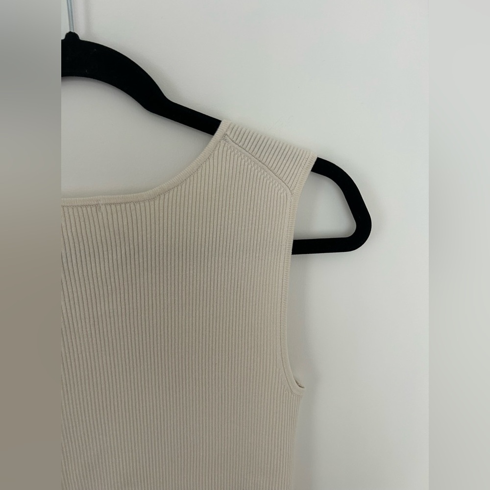 GU square chest minimalist rib top - Picture 5 of 6